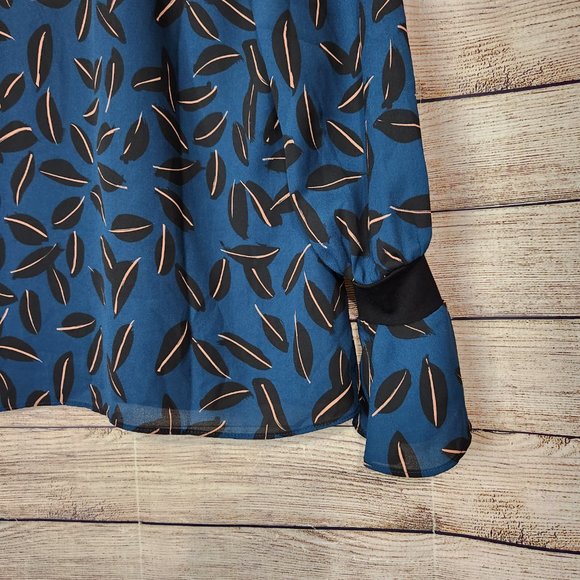 CAbi Shadow Leaf Blouse Women's Size Medium Ruffle Finish Flutter Sleeves Blue - Picture 12 of 13